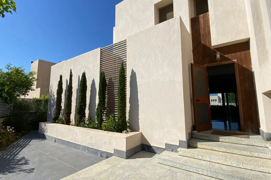 فيلا ستاند ألون كورنر (هاسيندا باي - سيدي عبد الرحمن) 1400 م + 1000 م جاردن - صف تاني بحر - 44,000,000 ج