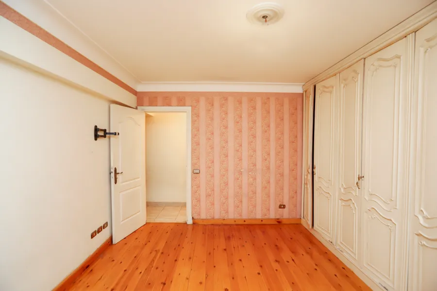 شقة فاخرة للبيع أو الإيجار 173م لوران (أبراج مينا ش سرهنك - خطوات من ش أبو قير)