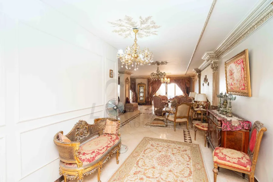 شقة للبيع 310 م كامب شيزار (جانبي البحر)