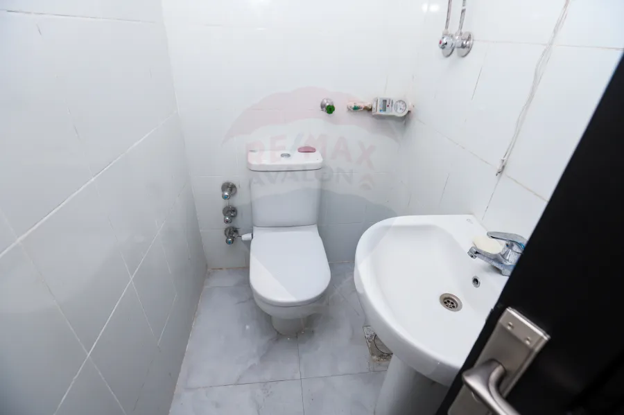 قة ادارى للبيع 60 م الابراهيميه (خطوات من البحر)