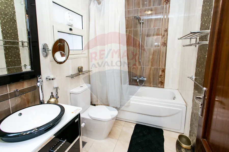 شقه للبيع 520 م سيدي بشر(ش محمد نجيب - على البحر مباشرة)