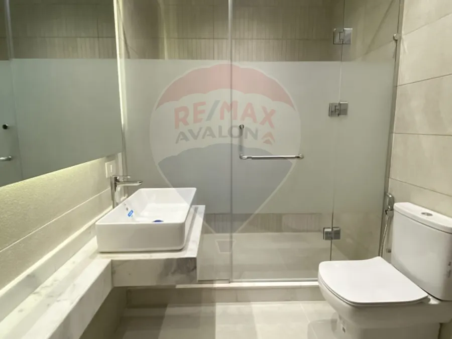 شقة للبيع 240 م رشدي (على البحر مباشرة)