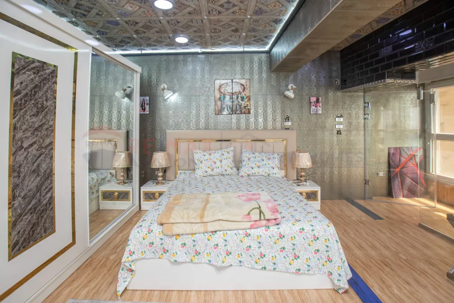 شقة للبيع 120 م لوران ( علي البحر مباشرة )