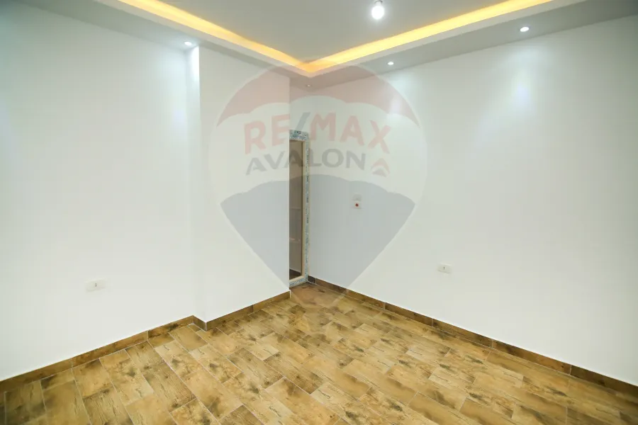 شقة مرخصة للبيع  210 م جليم ( خطوات من البحر و الترام )