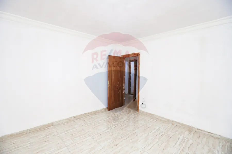 شقه للبيع  135 م  ميامى ( ش اسكند ابراهيم - خطوات من البحر )