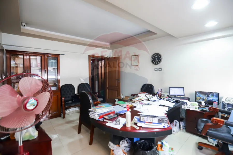 شقة اداري للبيع 300 م لوران ( ش ابو قير )