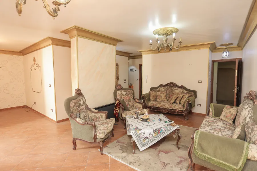 شقة للبيع 140م جناكليس (خلف BTM - خطوات من شارع ابو قير)