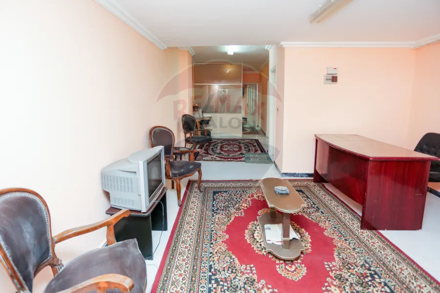 (مقر إدارى للإيجار 120 م كامب شيزار (شارع كلية الهندسة