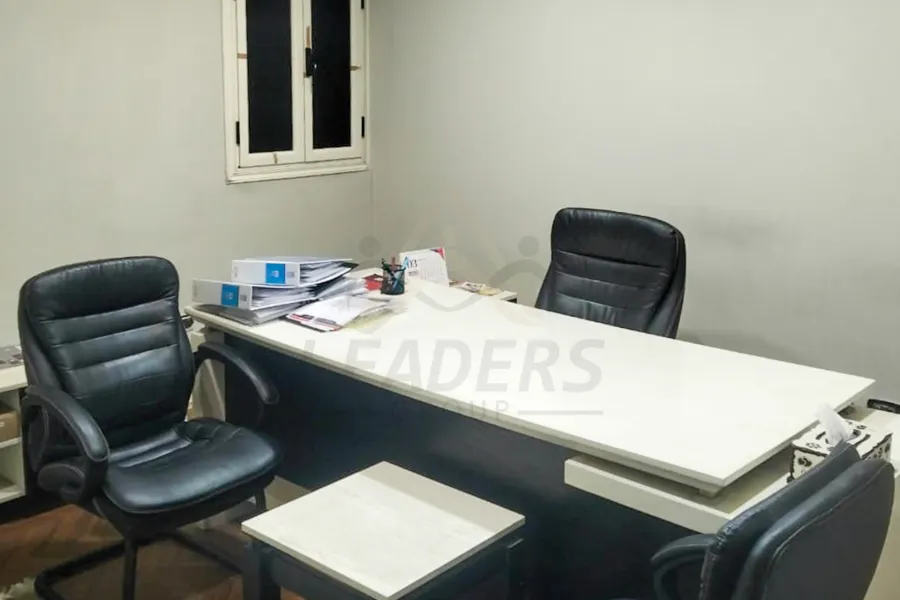 مكتب للايجار المفروش 270 م ميامي (علي البحر مباشرة)