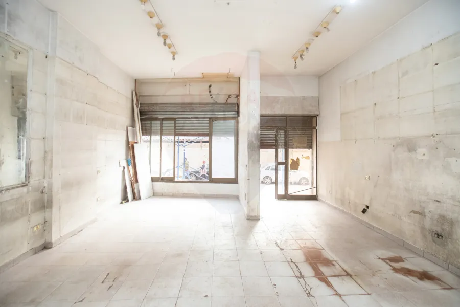 محل للايجار 55 م  لوران ( خطوات من البحر )