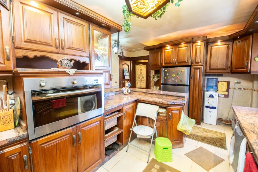 شقة للبيع 277م جليم(علي الترام مباشرة)