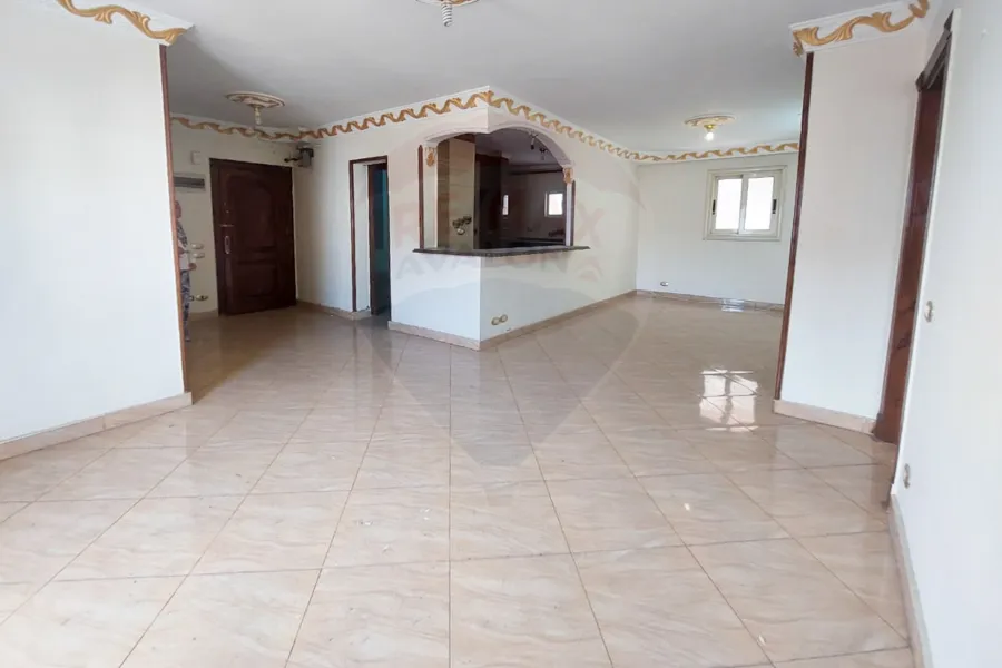 شقة للإيجار 120 م كامب شيزار (خطوات من للبحر)