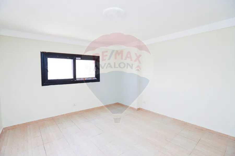 شقة للبيع 200 م سبورتنج ( شارع ابو قير مباشره )