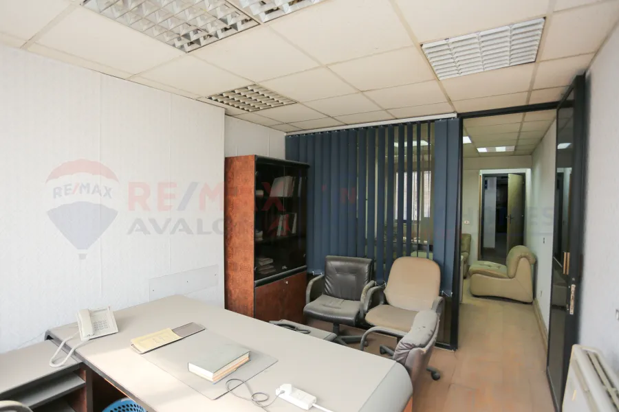 مكتب إداري للبيع 40 م محطة الرمل (علي الترام مباشرة)