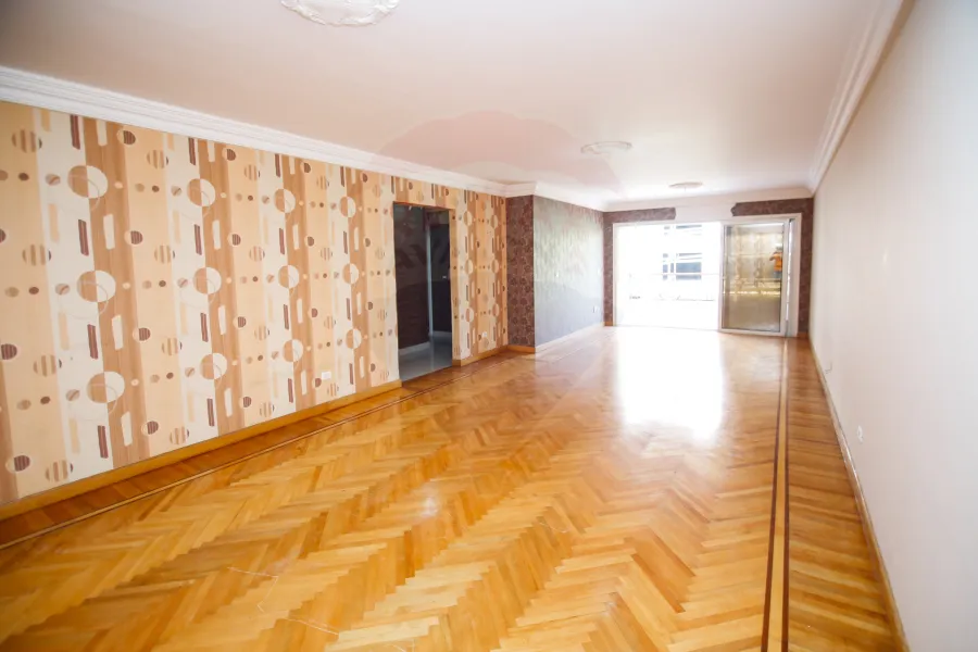 شقة للبيع 200 م سموحة (ش ادمون فريمون)