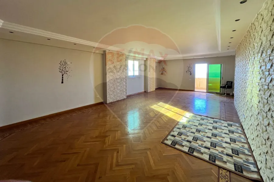 شقة للإيجار 300 م محطة الرمل (علي الترام مباشر)