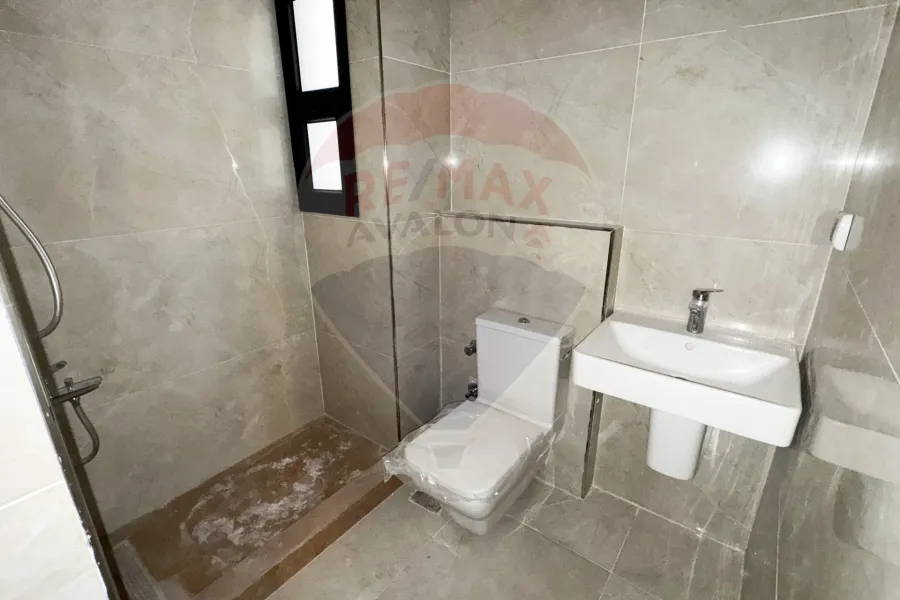 شقة للبيع 169 م سموحة (كومباوند سكاي لاين)