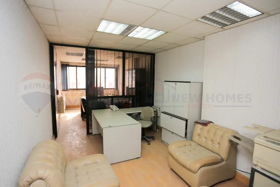 مكتب إداري للبيع 40 م محطة الرمل (علي الترام مباشرة)