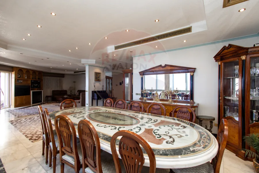 شقة للبيع 350 م  سابا باشا (على البحر مباشرة)