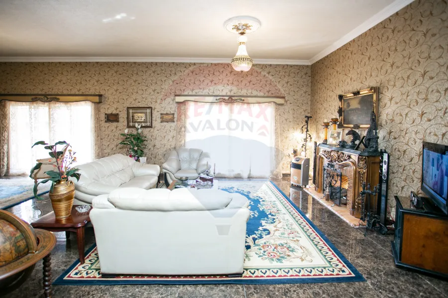 فيلا للبيع 4200 م كينج مريوط ( 2 نمرة من طريق الكافورى - أمام بوابة كينج هايتس )