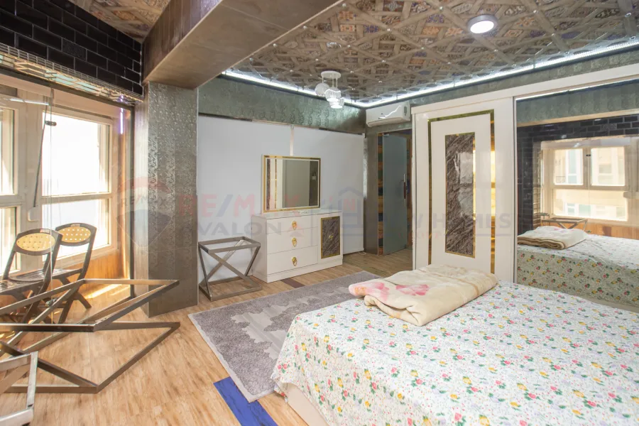 شقة للبيع 120 م لوران ( علي البحر مباشرة )