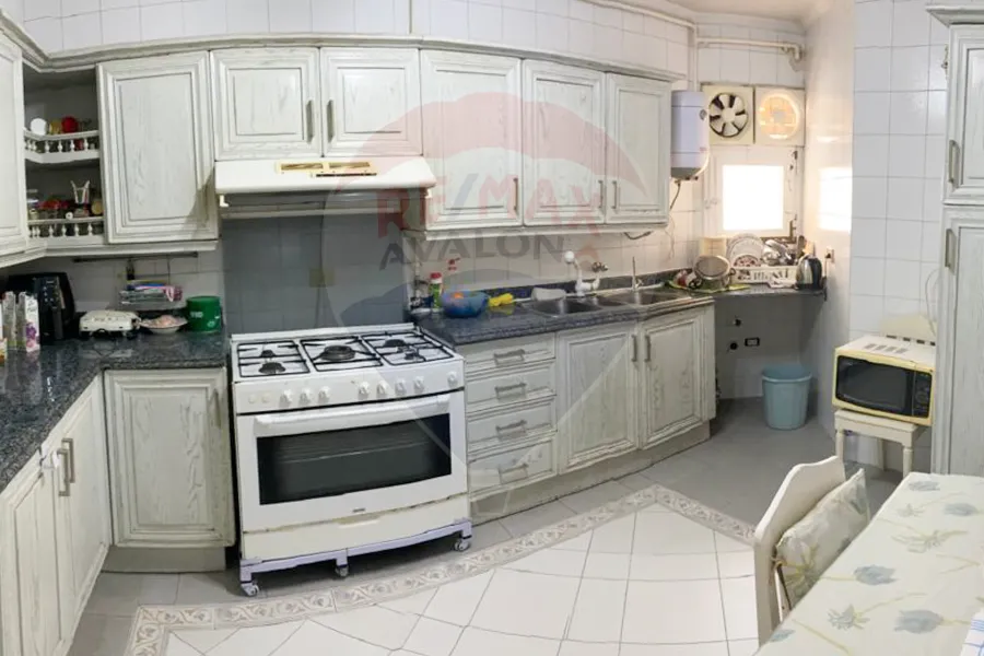 شقة للإيجار 250 م جناكليس (ش أبوقير مباشرةً)