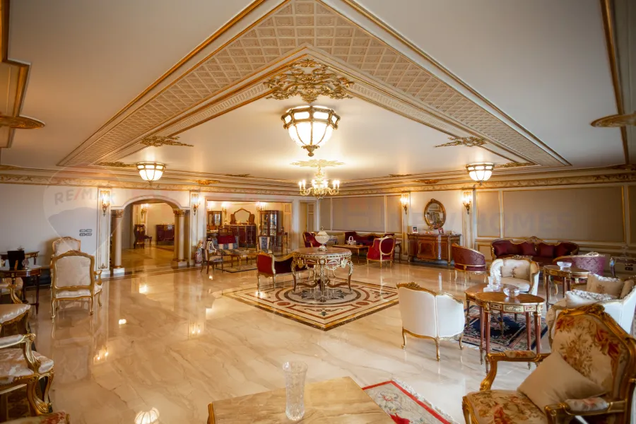 شقة للبيع 600 م سان ستيفانو (على البحر مباشرة - برج النحاس)