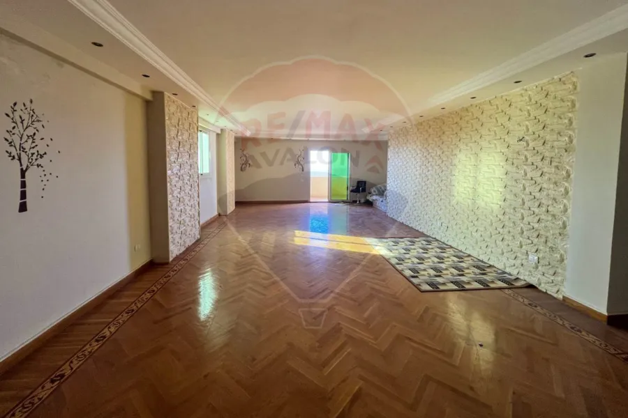 شقة للإيجار 300 م محطة الرمل (علي الترام مباشر)