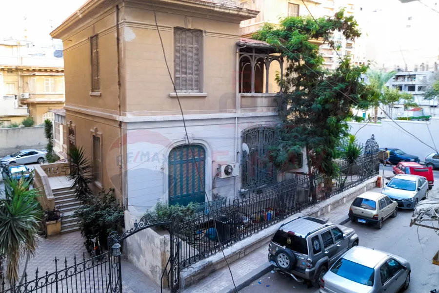 Administrative mezzanine For sale 237 m Gleem (Mostafa Maher St.)
