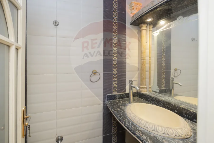 دوبلكس للبيع 300 م ميامي (ش جمال عبد الناصر)