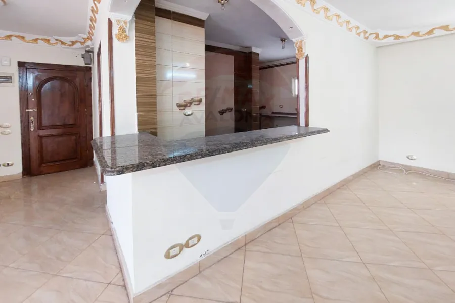 شقة للإيجار 120 م كامب شيزار (خطوات من للبحر)