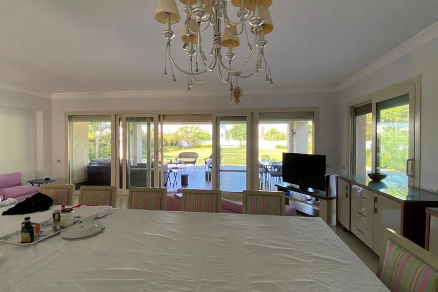 فيلا ستاند ألون كورنر (هاسيندا باي - سيدي عبد الرحمن) 1400 م + 1000 م جاردن - صف تاني بحر - 44,000,000 ج