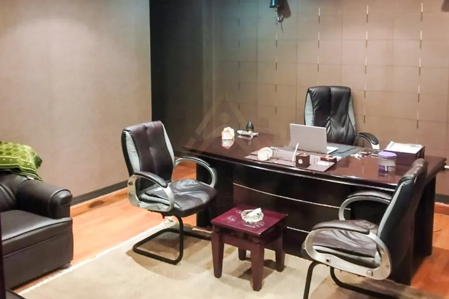 مكتب للايجار المفروش 270 م ميامي (علي البحر مباشرة)