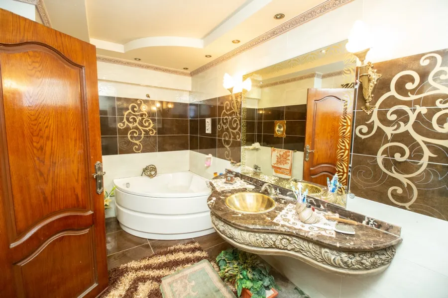 شقة للبيع 277م جليم(علي الترام مباشرة)