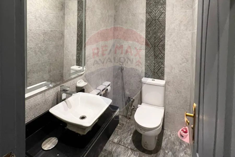 Administrative unit for sale 290 m Al-Iqbal (in front of Victoria College School)