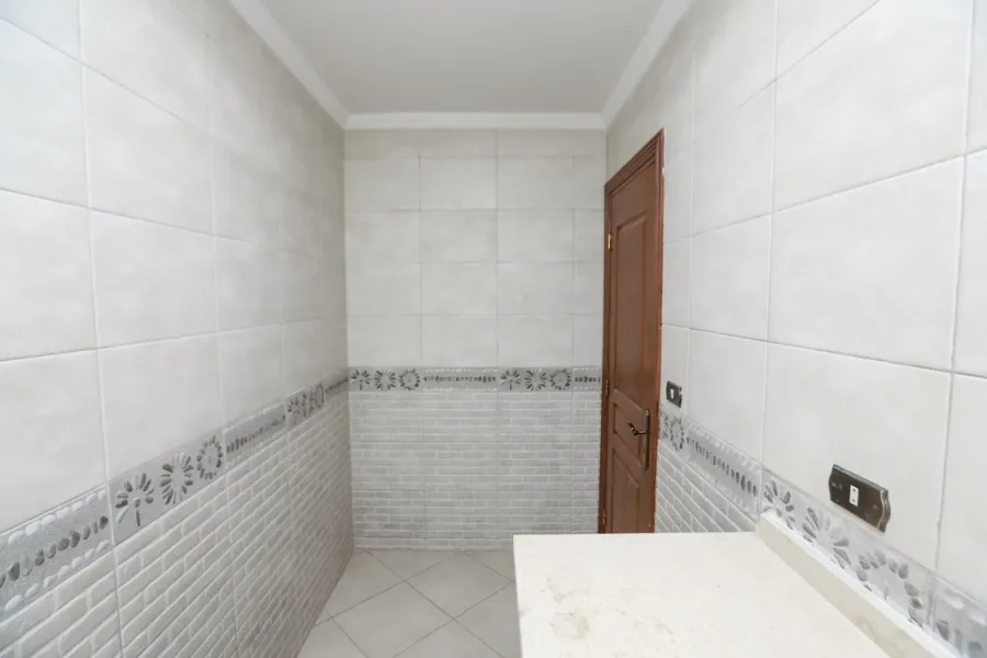 مكتب للايجار 120م جناكليس (ش أبو قير الرئيسي)