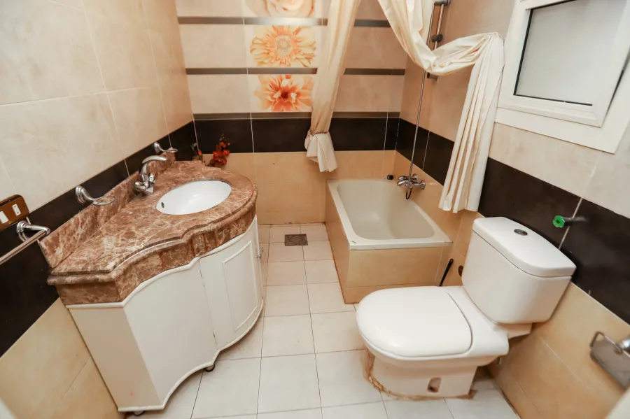 شقة فاخرة للبيع أو الإيجار 173م لوران (أبراج مينا ش سرهنك - خطوات من ش أبو قير)