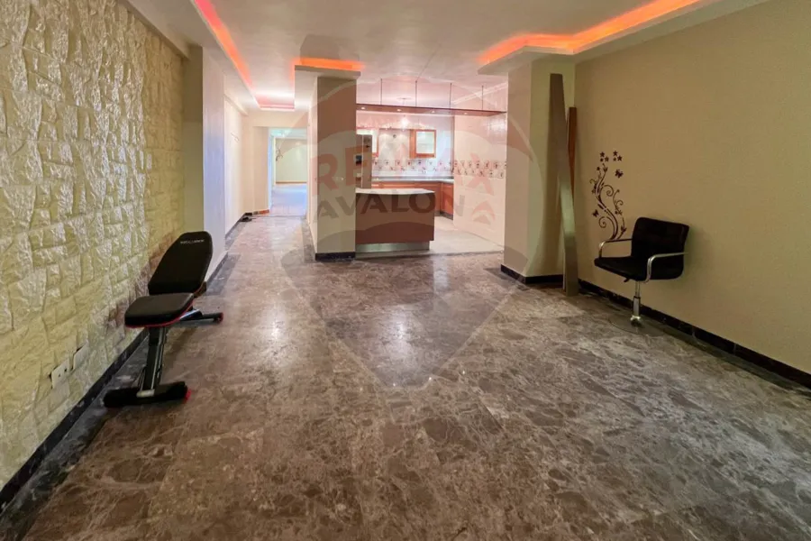 شقة للإيجار 300 م محطة الرمل (علي الترام مباشر)