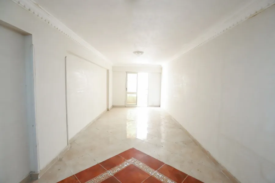 شقة للبيع 165م لوران (متفرع من ش أبوقير - بالقرب من بنك مصر)