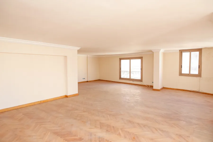 شقة مرخصة للبيع 330م جليم (ش أبوقير الرئيسى - ناصية)