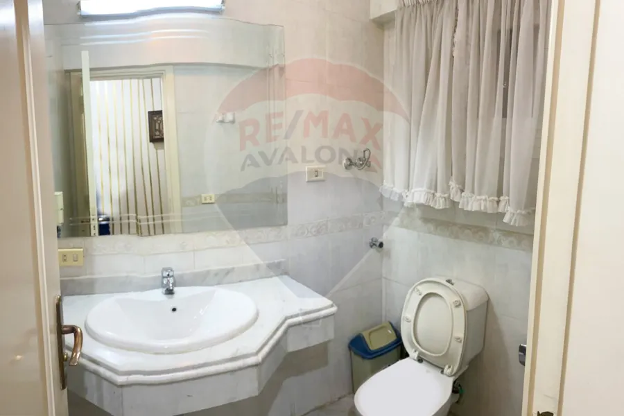 شقة للإيجار 250 م جناكليس (ش أبوقير مباشرةً)