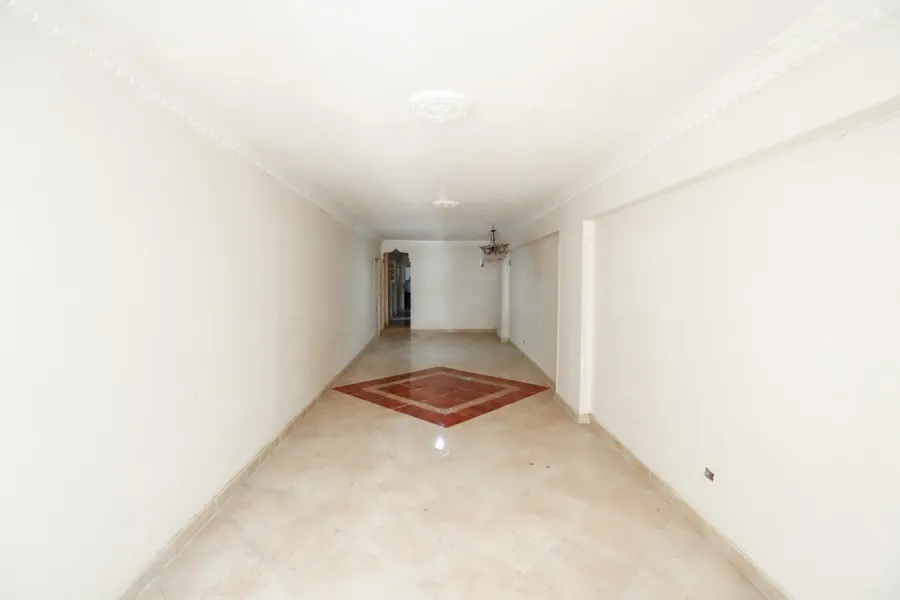 شقة للبيع 165م لوران (متفرع من ش أبوقير - بالقرب من بنك مصر)