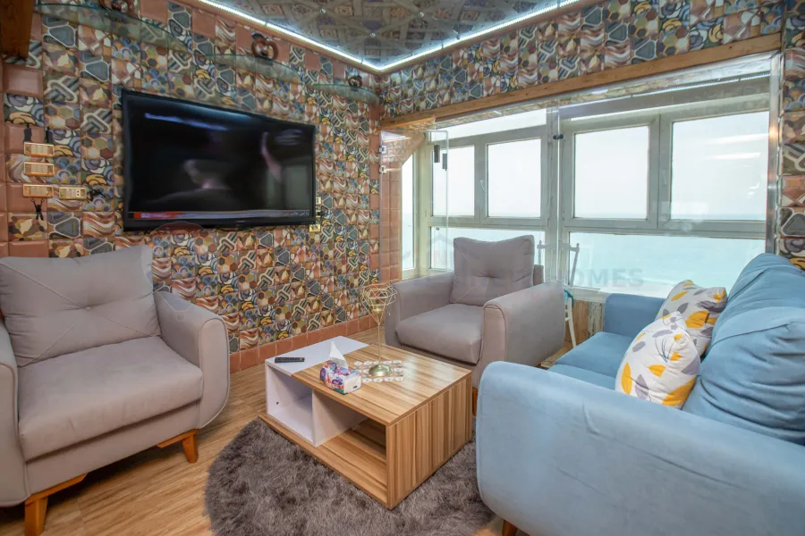 شقة للبيع 120 م لوران ( علي البحر مباشرة )