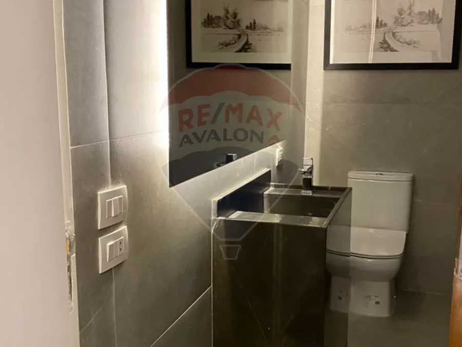 شقة للبيع 240 م رشدي (على البحر مباشرة)