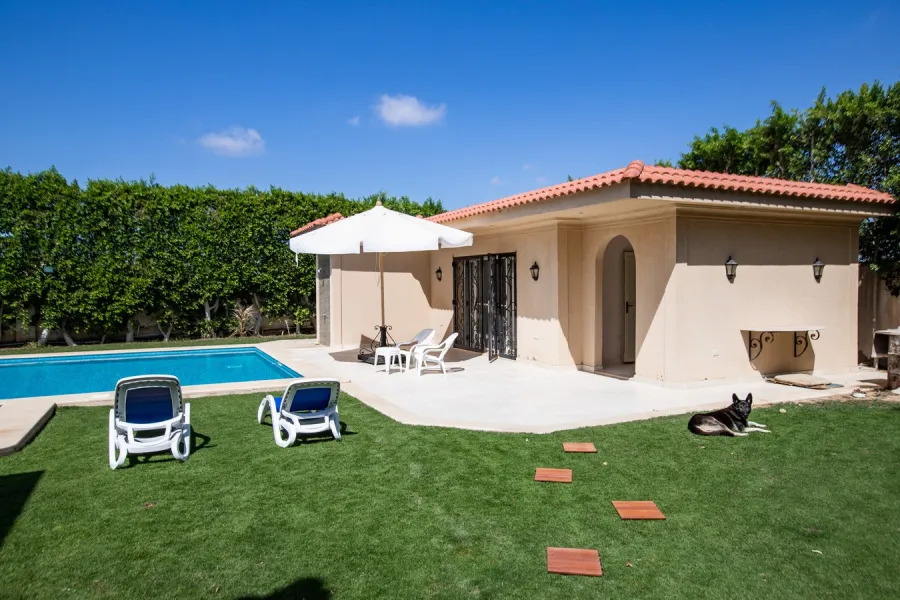 فيلا للإيجار 4500م بكينج مريوط  (بجوار مطار برج العرب)