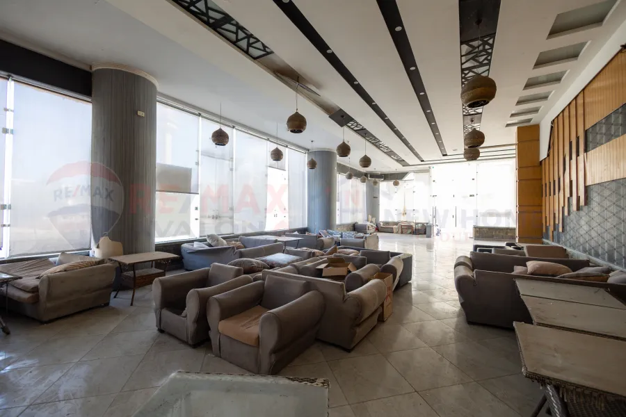 محل للبيع 333 م + 250 م بدروم المعمورة الشاطئ ( بالقرب من البحر - برج براند )