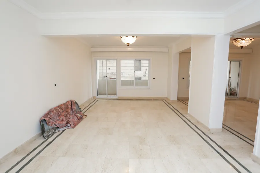 شقة للبيع 185م لوران (عمارة سيف - بجوار قصر منصور-  خطوات من البحر)