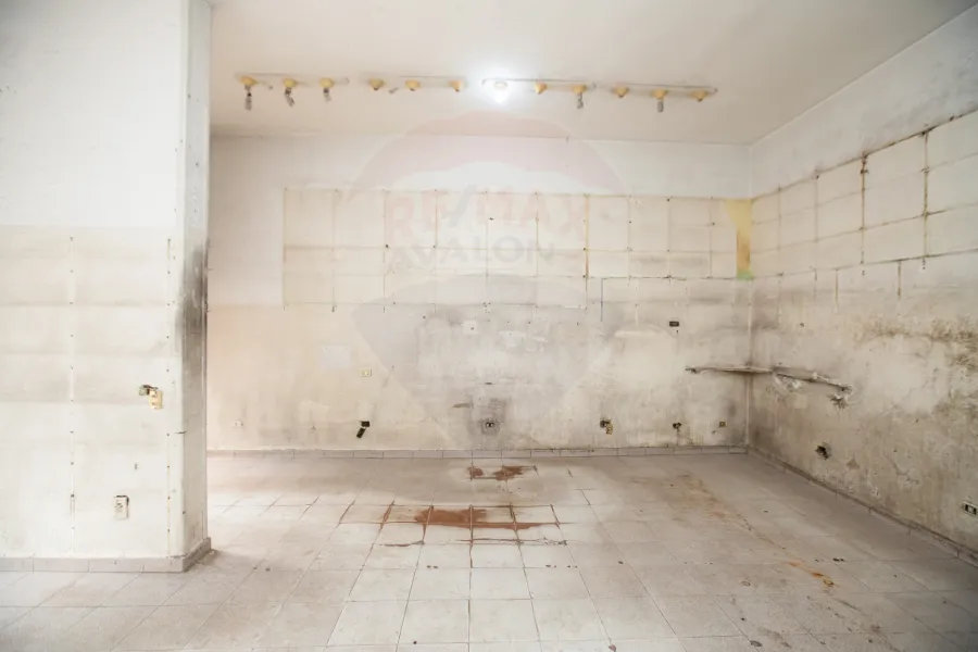 محل للايجار 55 م  لوران ( خطوات من البحر )