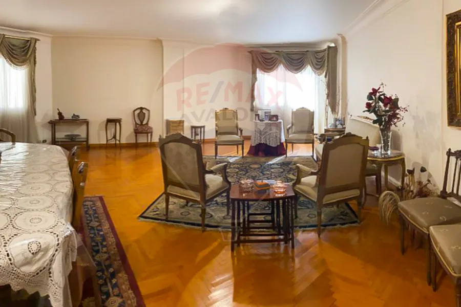 شقة للايجار 250 م جناكليس (ش أبو قير مباشر)