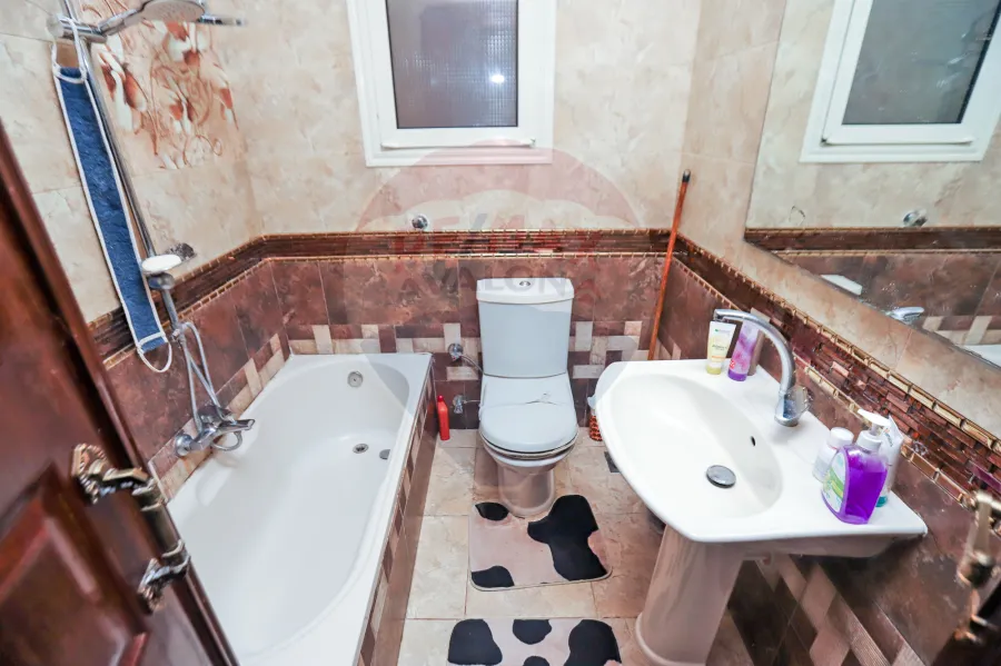 شقة للبيع 170م سموحة  (ش الريادة بجوار كومبوند السرايا)